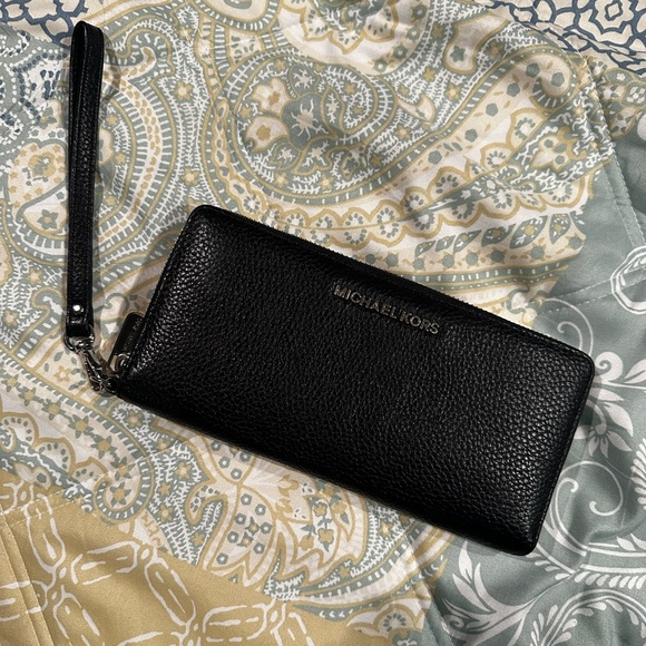 Michael Kors Wristlet - Picture 1 of 3